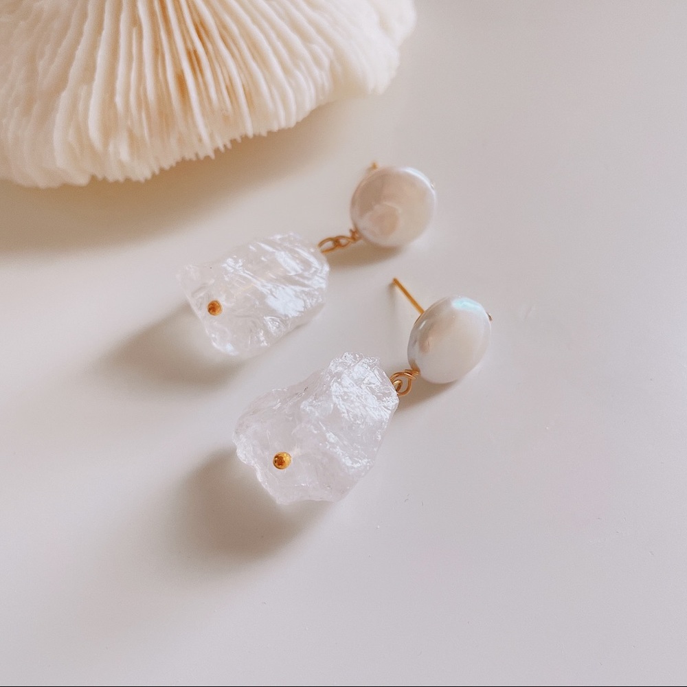 Natural raw quartz coin pearl earring
